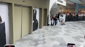 两手抱满满！詹姆斯一露面就给球迷送礼物